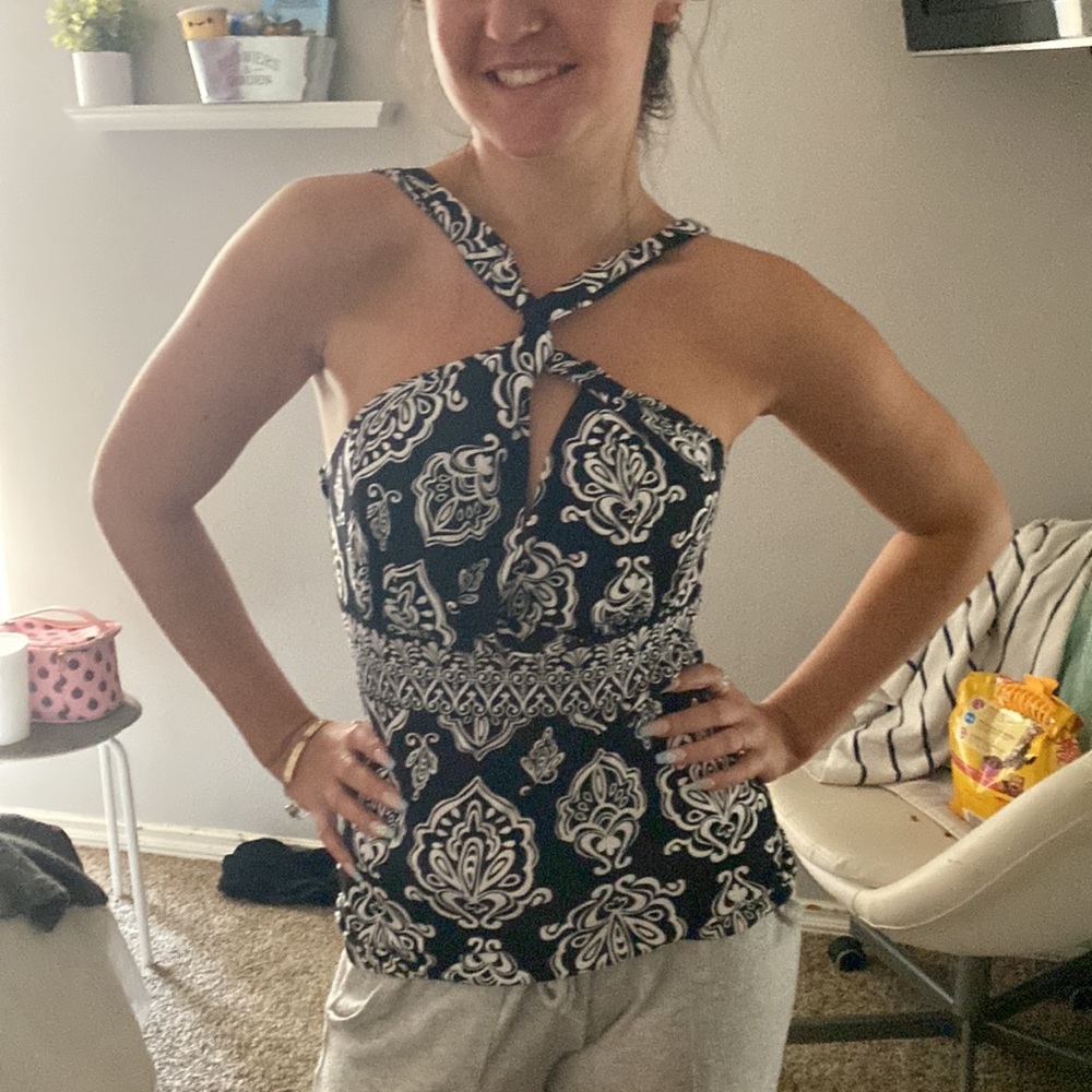 Tank top, reversible, fitted. Crisscross straps across the back or the front.